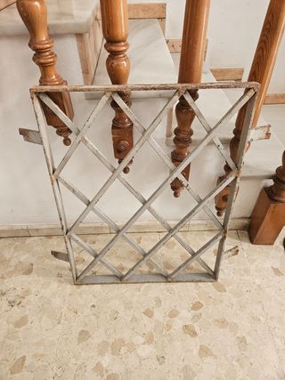 Reja gris mediana de hierro macizo