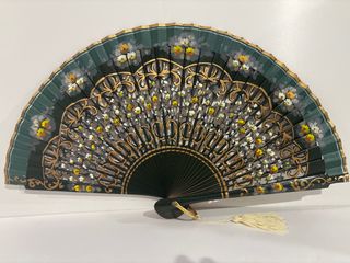 Abanico pintado a mano , de madera de peral.