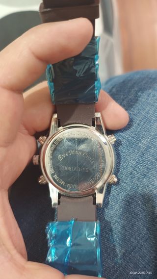 Reloj deportivo marrón y plata