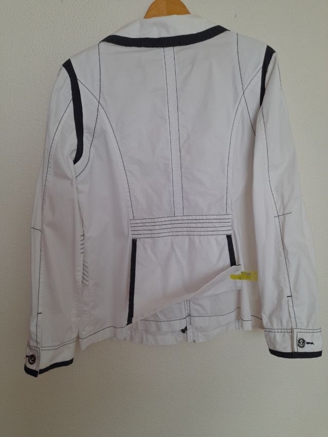 Chaqueta blanca y azul marino