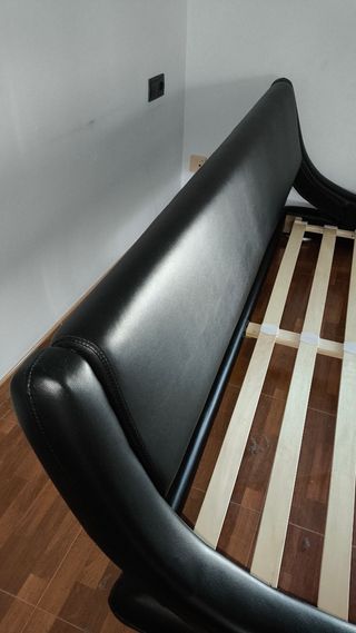 Cama negra piel sintética 180x200