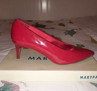 Tacones negros y otros rojos talla 38.