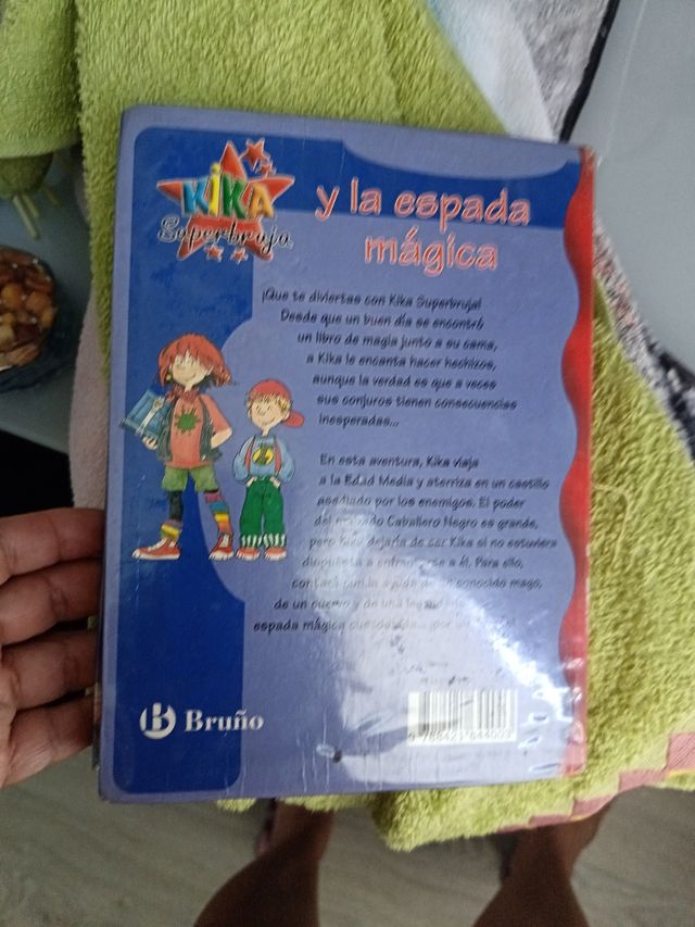 Kika Superbruja y la espada mágica (Spanish Edi...