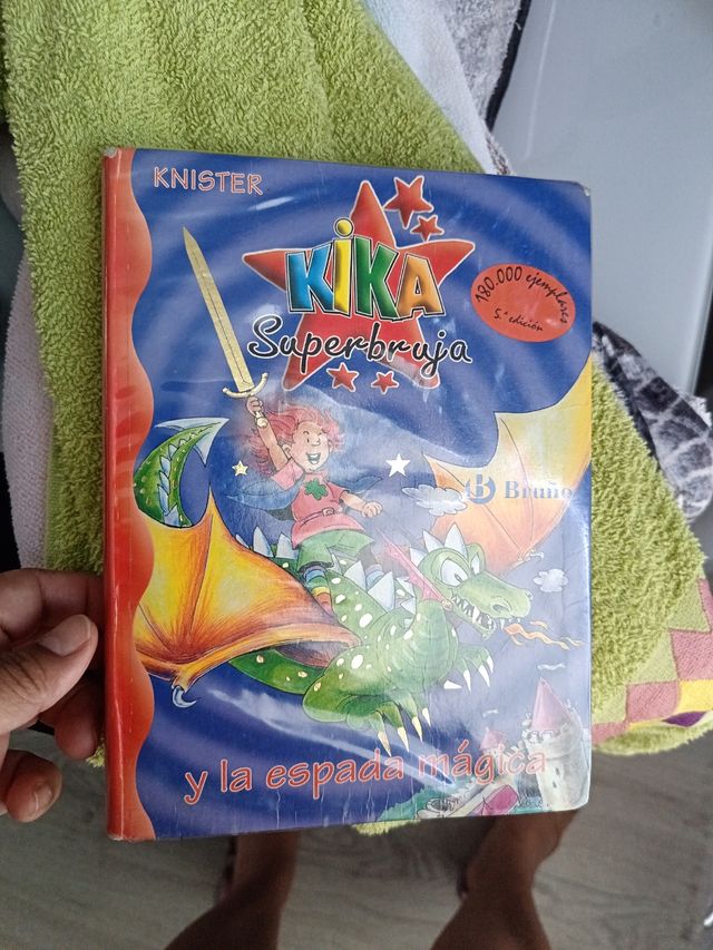 Kika Superbruja y la espada mágica (Spanish Edi...