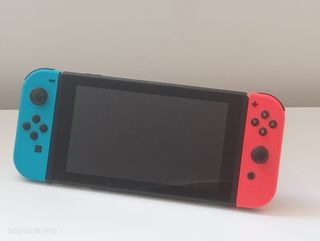 Nintendo Switch + funda, 2 juegos