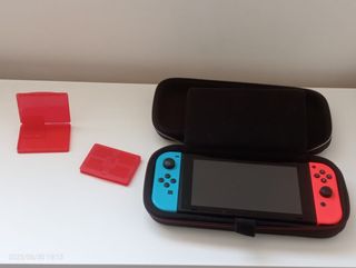 Nintendo Switch + funda, 2 juegos