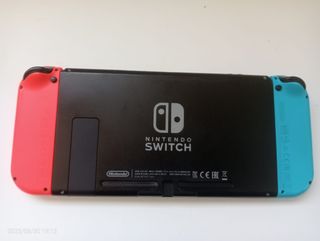 Nintendo Switch + funda, 2 juegos