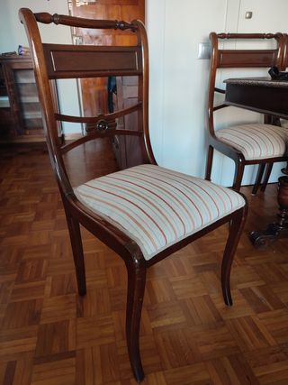 Mesa Comedor y  4 sillas Antiguas de Madera