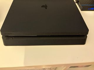PS4 Slim (PlayStation 4) negra