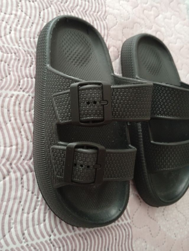 Chanclas negras niño