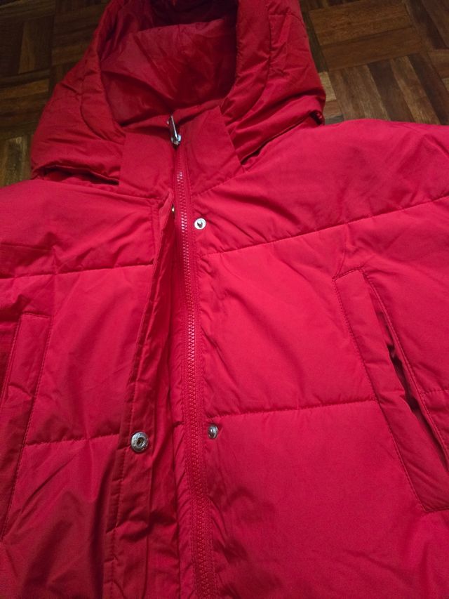 Abrigo acolchado rojo con muchos bolsillos