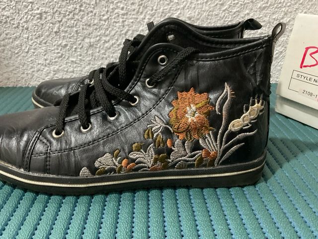 Botines planos negros con bordado nº38