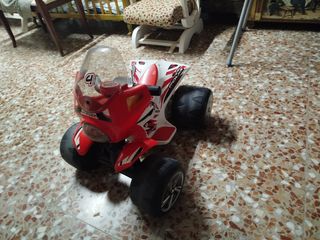 Estantería de madera marrón