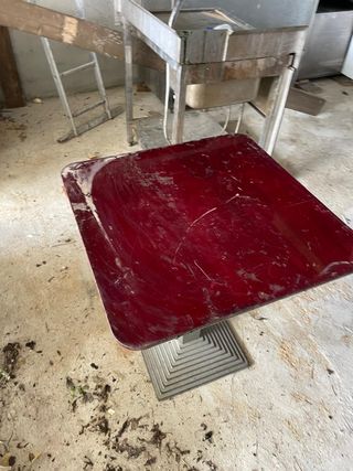 Mesa cuadrada roja y gris