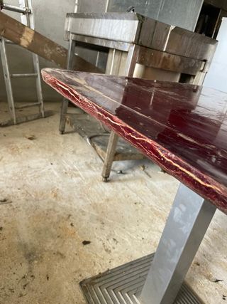 Mesa cuadrada roja y gris