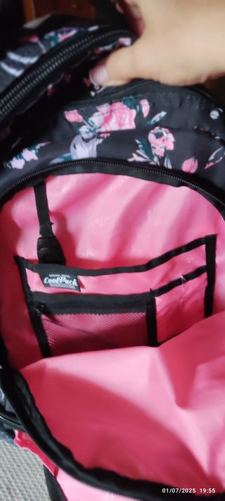 Mochila cool Pack juvenil negra y rosa