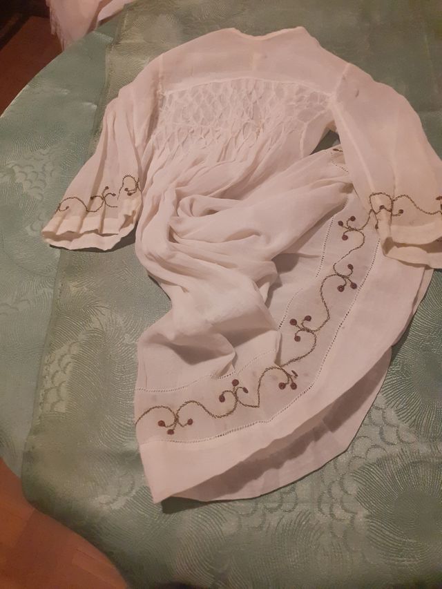 Vestido antiguo niña bordado