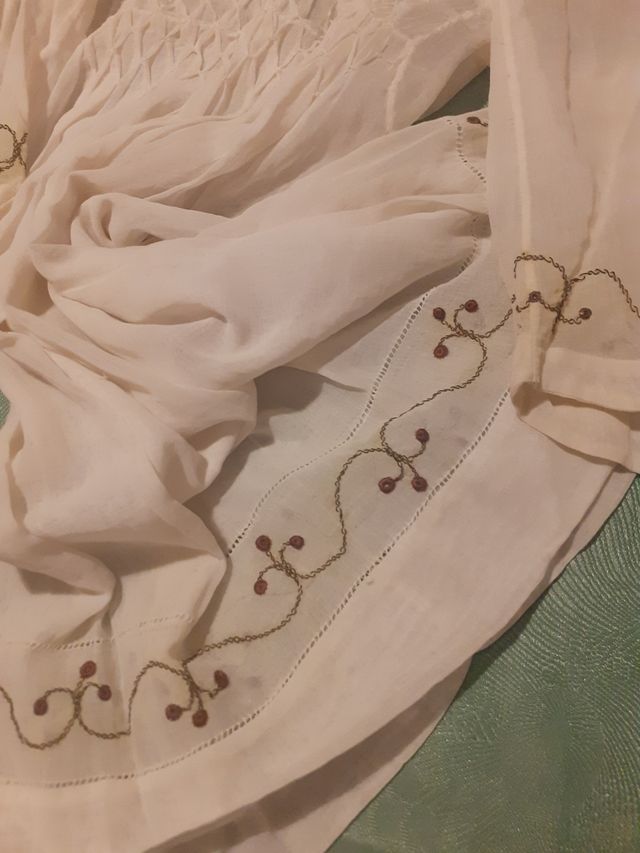 Vestido antiguo niña bordado