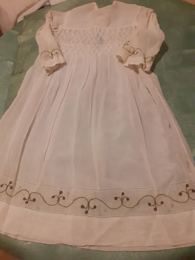 Vestido antiguo niña bordado