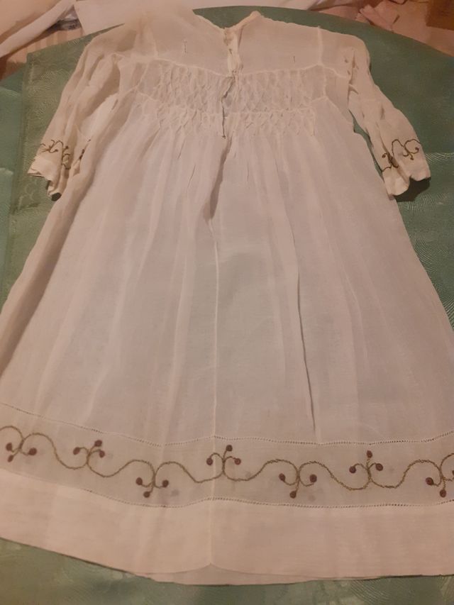 Vestido antiguo niña bordado