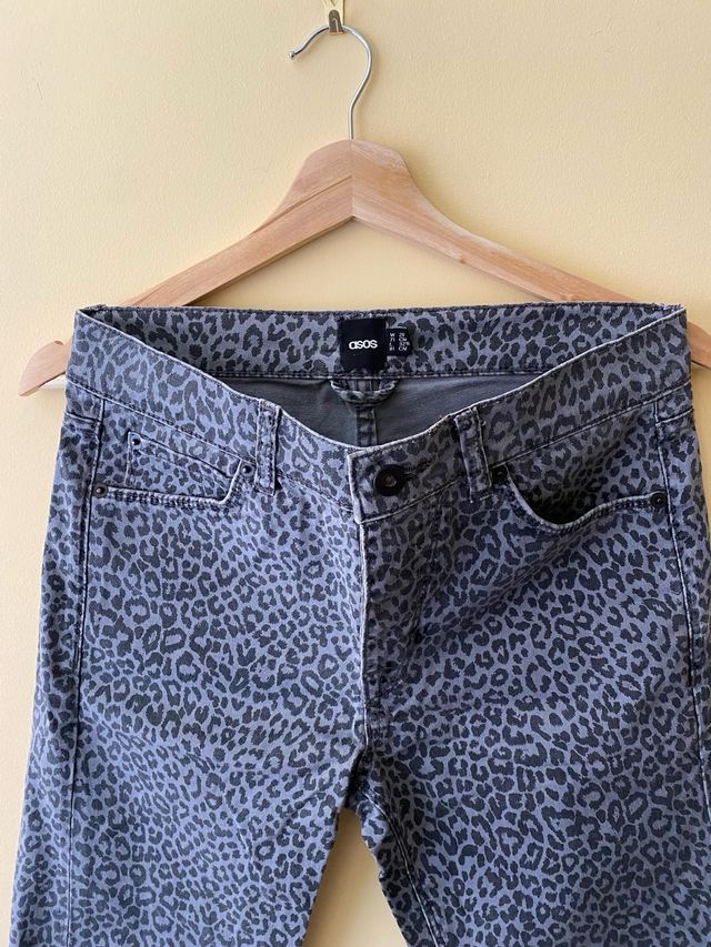 Pantalones ASOS grises leopardo - Talla M