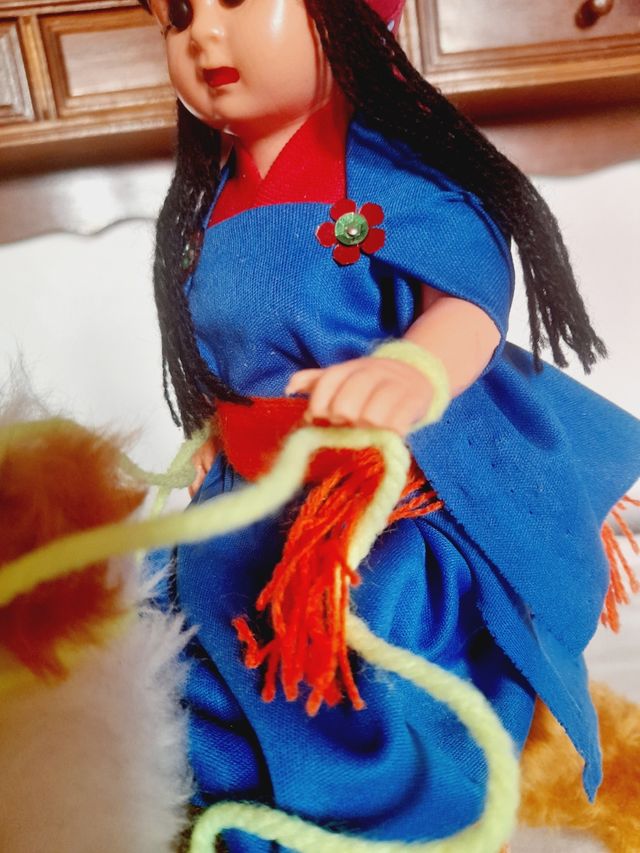 Boneca e Camelo de Pelúcia