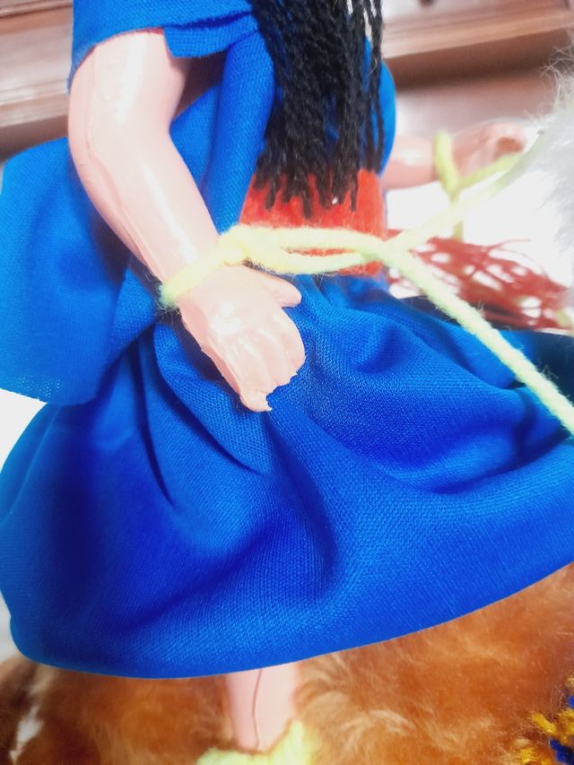 Boneca e Camelo de Pelúcia