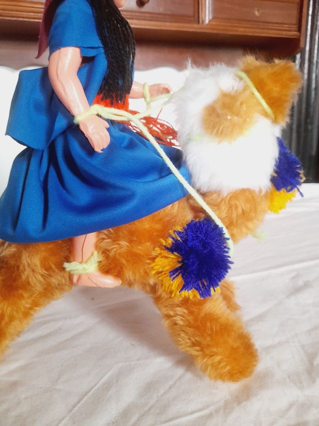 Boneca e Camelo de Pelúcia