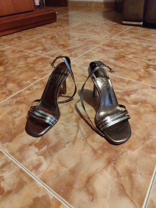 Sandalias tacón 9cm, doradas y cobrizo.