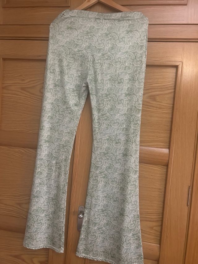 Pantalones campana verdes estampados