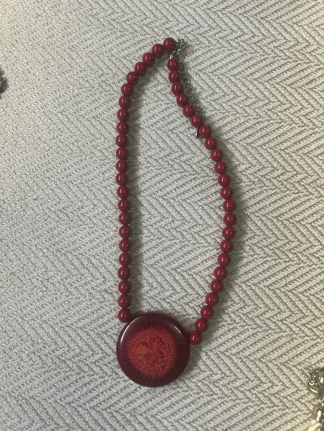 Collar rojo con dije