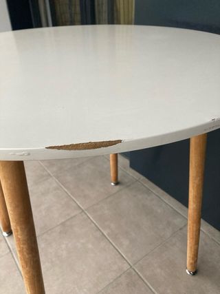 Mesa redonda blanca y madera