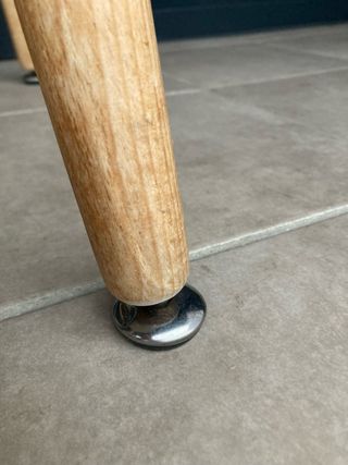 Mesa redonda blanca y madera