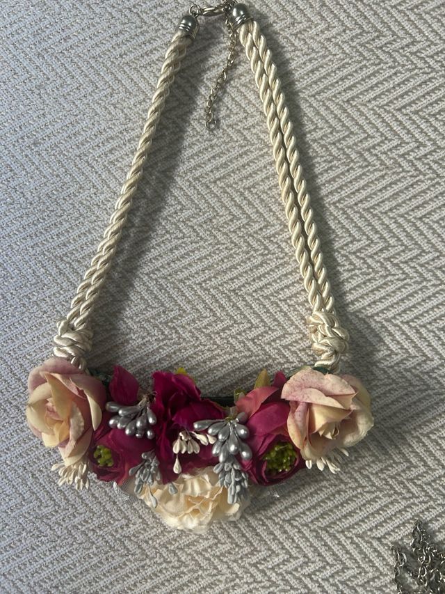 Collar con flores - Beige y Rosa