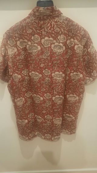 Camisa estampada roja - Manga corta con bolsillo.
