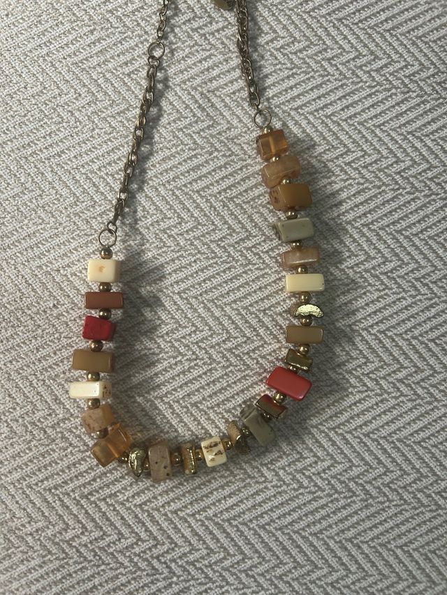 Collar dorado y rojo