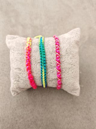 Braccialetti colorati fatti a mano