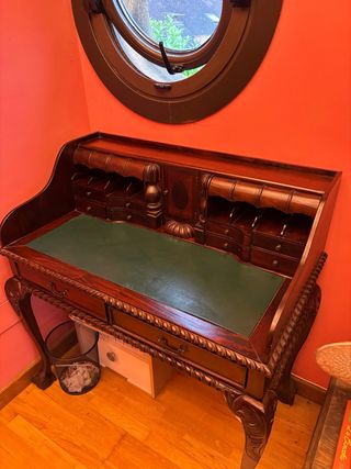Escritorio antiguo de madera