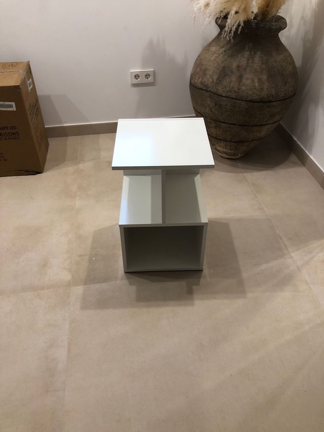 Mesita de noche blanca