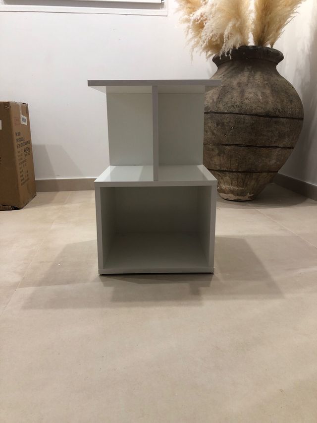 Mesita de noche blanca