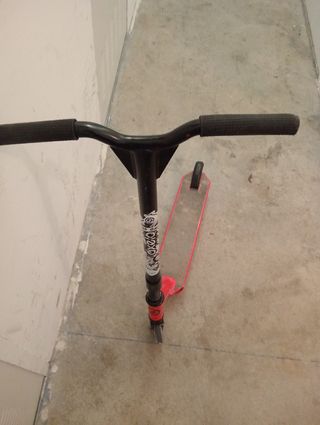 Monopatín rojo