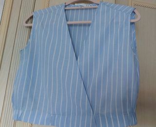 Blusa azul y blanca a rayas
