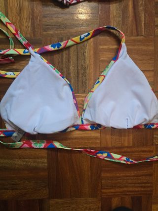 Parte de arriba de bikini triángulo de tiras.