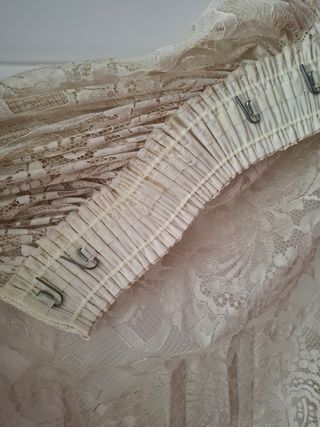 2 Cortinas encaje beige.