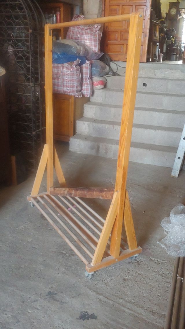 Perchero madera con ruedas