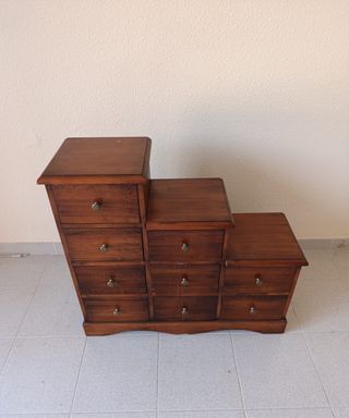 Cajonera de madera marrón - Escalera