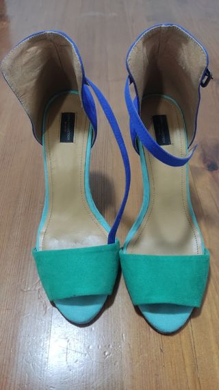 Zapatos Zara azules y verdes