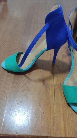 Zapatos Zara azules y verdes