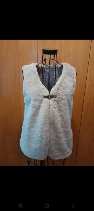 Chaleco beige pelo sintético