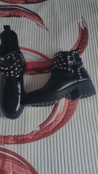 Botines negras Bellamica con tachuelas